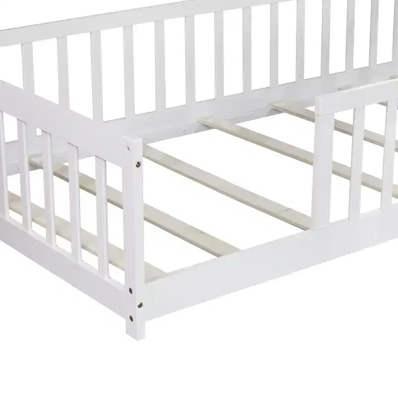 Lit jumeau au sol avec clôture sans porte, garde-corps en bois d'hévéa blanc