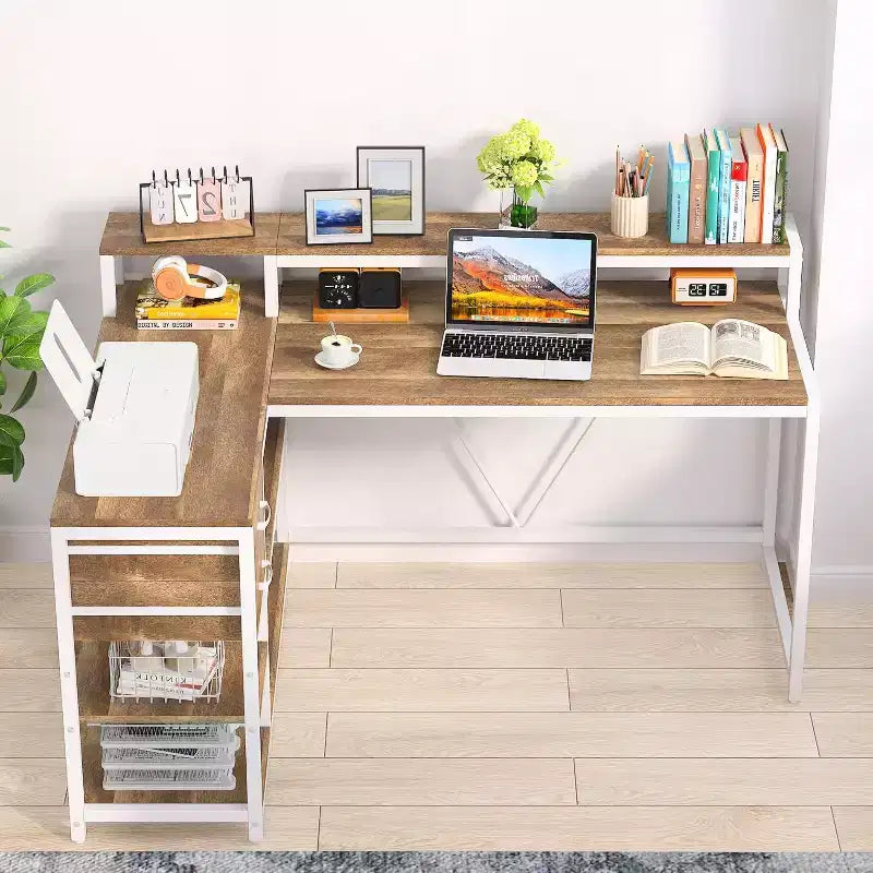 Bureau en L avec tiroirs et support d'écran, bureau d'angle en L avec étagères de rangement, table d'ordinateur en bois beige pour petit bureau à domicile