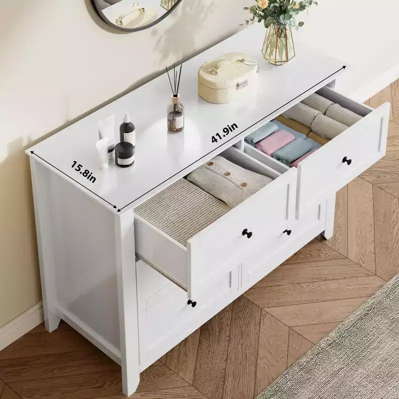 Commode en bois de 120 cm de large avec poignées métalliques ; peut servir de coiffeuse, de meuble TV ou de garde-robe de chambre. Marron
