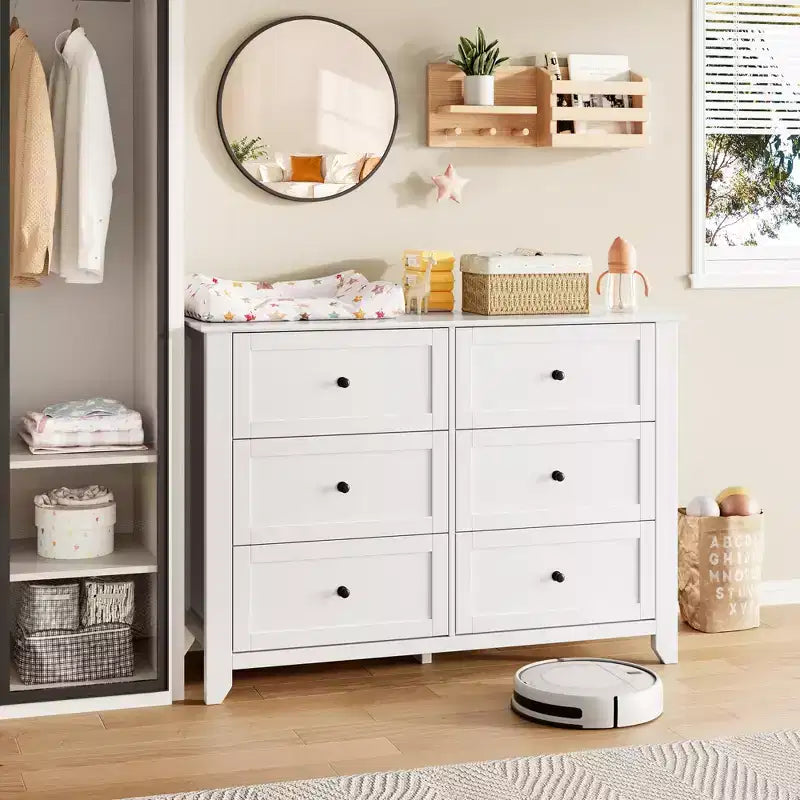 Commode en bois de 120 cm de large avec poignées métalliques ; peut servir de coiffeuse, de meuble TV ou de garde-robe de chambre. Marron