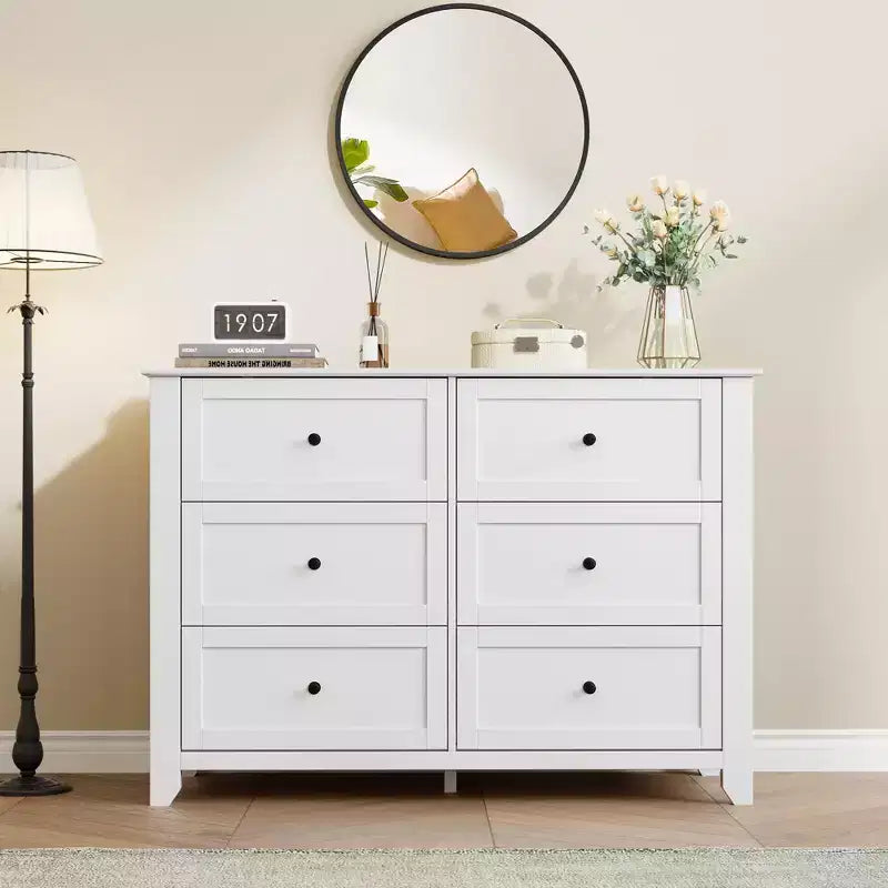 Commode en bois de 120 cm de large avec poignées métalliques ; peut servir de coiffeuse, de meuble TV ou de garde-robe de chambre. Marron
