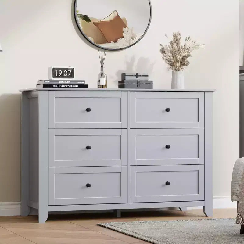Commode en bois de 120 cm de large avec poignées métalliques ; peut servir de coiffeuse, de meuble TV ou de garde-robe de chambre. Marron