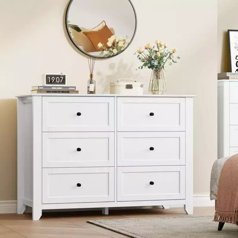 Commode en bois de 120 cm de large avec poignées métalliques ; peut servir de coiffeuse, de meuble TV ou de garde-robe de chambre. Marron