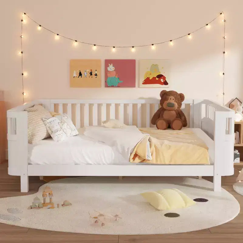 Lit plateforme en bois blanc grandeur queen, profil bas, avec barrières amovibles, lit sécuritaire pour filles et garçons