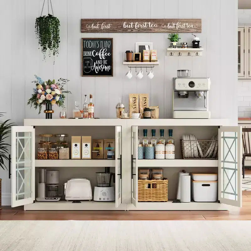 Bahut contemporain avec portes vitrées et plateau en bois épais