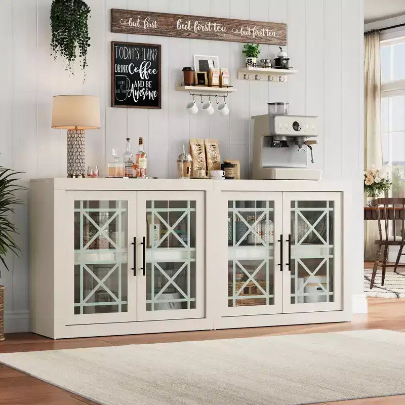 Bahut contemporain avec portes vitrées et plateau en bois épais